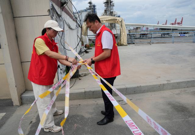 (260827) -- HANGZHOU, Aug. 27, 2026 (Xinhua) -- Volunteers check the cordons at a fishing wharf in Yueqing City, east China's Zhejiang Province, Aug. 27, 2026. East China's Zhejiang Province raised its typhoon emergency response to Level I, the highest level, at 8 p.m. Thursday as Typhoon Saudel, the 18th typhoon of this year, is forecast to make landfall in the province. (Xinhua/Han Chuanhao)