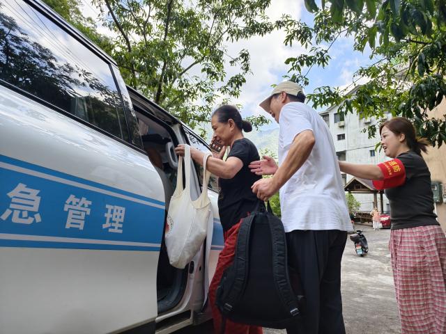 (260827) -- HANGZHOU, Aug. 27, 2026 (Xinhua) -- This photo taken by a mobile phone shows locals and tourists being evacuated at Gaoling Village in Hangzhou, east China's Zhejiang Province, Aug. 27, 2026. East China's Zhejiang Province raised its typhoon emergency response to Level I, the highest level, at 8 p.m. Thursday as Typhoon Saudel, the 18th typhoon of this year, is forecast to make landfall in the province. (Photo by Hu Jianhuan/Xinhua)