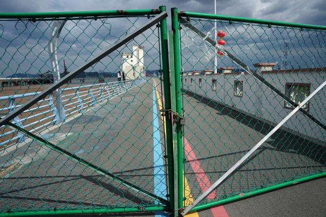(260827) -- HANGZHOU, Aug. 27, 2026 (Xinhua) -- This photo taken on Aug. 27, 2026 shows a locked gate at a fishing wharf in Yueqing City, east China's Zhejiang Province. East China's Zhejiang Province raised its typhoon emergency response to Level I, the highest level, at 8 p.m. Thursday as Typhoon Saudel, the 18th typhoon of this year, is forecast to make landfall in the province. (Xinhua/Han Chuanhao)