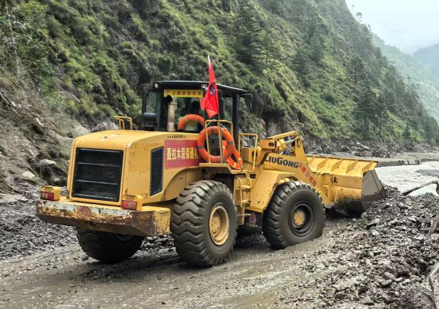 (260827) -- LHASA, Aug. 27, 2026 (Xinhua) -- A rescue vehicle clears a road leading to Gyirong Port in Xigaze, southwest China's Xizang Autonomous Region, Aug. 27, 2026. After a mudslide struck Gyirong Port in Gyirong County on Wednesday morning, local traffic authorities swiftly carried out emergency rescue and road clearance operations on the affected section of national highway G216 leading to the Gyirong Port. As of 6:00 p.m. on Thursday, approximately 800 meters of the affected section had been cleared and reopened. (Xinhua)