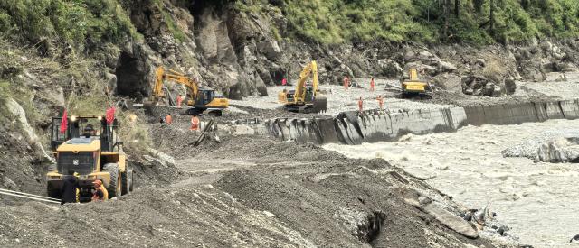 (260827) -- LHASA, Aug. 27, 2026 (Xinhua) -- Rescue vehicles clear a road leading to Gyirong Port in Xigaze, southwest China's Xizang Autonomous Region, Aug. 27, 2026. After a mudslide struck Gyirong Port in Gyirong County on Wednesday morning, local traffic authorities swiftly carried out emergency rescue and road clearance operations on the affected section of national highway G216 leading to the Gyirong Port. As of 6:00 p.m. on Thursday, approximately 800 meters of the affected section had been cleared and reopened. (Xinhua)