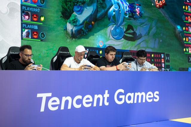(260827) -- COLOGNE, Aug. 27, 2026 (Xinhua) -- People play a game at the booth of Tencent Games at Gamescom 2026 in Cologne, Germany, on Aug. 27, 2026. Gamescom, the world's largest trade fair for computer and video games, opened on Wednesday, drawing a record number of Chinese game companies.
   A total of 60 Chinese companies are showcasing games and innovations at Gamescom 2026. Beyond exhibiting new creations, they are highlighting a transition from simply "going global" to genuinely "creating globally," demonstrating a deeper and more sophisticated integration into the international market. (Xinhua/Zhang Haofu)