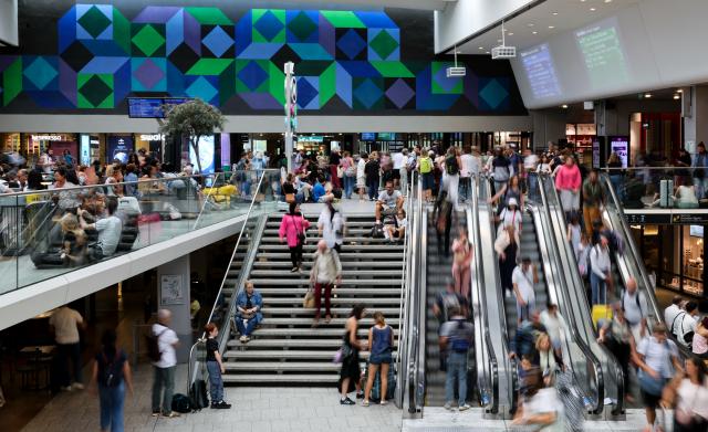 (260827) -- PARIS, Aug. 27, 2026 (Xinhua) -- Passengers are pictured at Montparnasse railway station in Paris, France, Aug. 27, 2026. Rail traffic at Montparnasse railway station in Paris was temporarily suspended on Thursday due to a failure in the electrical system. (Xinhua/Wu Huiwo)