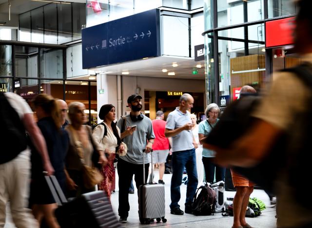 (260827) -- PARIS, Aug. 27, 2026 (Xinhua) -- Passengers are pictured at Montparnasse railway station in Paris, France, Aug. 27, 2026. Rail traffic at Montparnasse railway station in Paris was temporarily suspended on Thursday due to a failure in the electrical system. (Xinhua/Wu Huiwo)