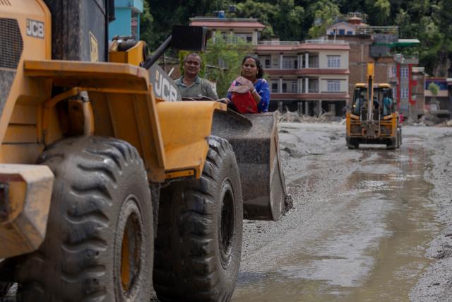(260827) -- NUWAKOT, Aug. 27, 2026 (Xinhua) -- A vehicle transfers people after a massive flash flood in Nuwakot, Nepal, on Aug. 27, 2026. Nepal's National Disaster Risk Reduction Management Authority said that as many as 359 bodies had been recovered from flood-hit areas by Thursday evening, with 910 people still missing. (Photo by Sulav Shrestha/Xinhua)