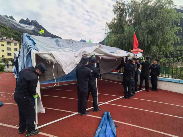 (260827) -- XIGAZE, Aug. 27, 2026 (Xinhua) -- Auxiliary police officers set up a tent at a temporary shelter in Gyirong County in Xigaze, southwest China's Xizang Autonomous Region, Aug. 27, 2026. Residents affected by a mudslide in Gyirong County, southwest China's Xizang Autonomous Region, have been resettled, and all stranded tourists have been transferred, local authorities said Thursday.
   A total of 499 villagers and construction workers have all been properly accommodated. Meanwhile, 555 affected tourists were evacuated and transferred under the coordination of cultural and tourism authorities. No tourists remain stranded. (Xinhua)