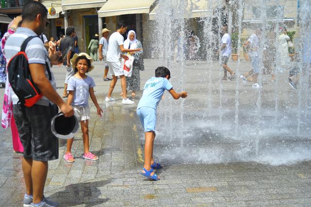 (260827) -- TUNIS, Aug. 27, 2026 (Xinhua) -- People cool off by a fountain in Tunis, Tunisia, Aug. 27, 2026. Tunisia's National Institute of Meteorology (INM) on Wednesday placed all regions except the western province of Kasserine on high alert for Wednesday and Thursday due to a heatwave accompanied by sirocco winds. (Photo by Adel Ezzine/Xinhua)
