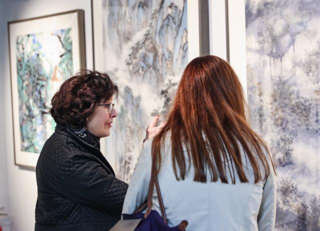 (260827) -- WELLINGTON, Aug. 27, 2026 (Xinhua) -- Visitors view Chinese paintings on display at the opening ceremony of an international art dialogue exhibition by China National Academy of Painting in Wellington, New Zealand, Aug. 27, 2026. An international art dialogue exhibition by China National Academy of Painting kicked off in the New Zealand capital on Thursday in celebration of the 20th anniversary of sister city relations between Wellington and Beijing. (Xinhua/Long Lei)