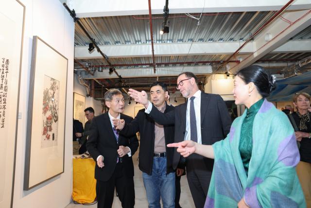 (260827) -- WELLINGTON, Aug. 27, 2026 (Xinhua) -- Wellington Mayor Andrew Little (2nd R, front) views Chinese painting on display at the opening ceremony of an international art dialogue exhibition by China National Academy of Painting in Wellington, New Zealand, Aug. 27, 2026. An international art dialogue exhibition by China National Academy of Painting kicked off in the New Zealand capital on Thursday in celebration of the 20th anniversary of sister city relations between Wellington and Beijing. (Photo by Meng Tao/Xinhua)