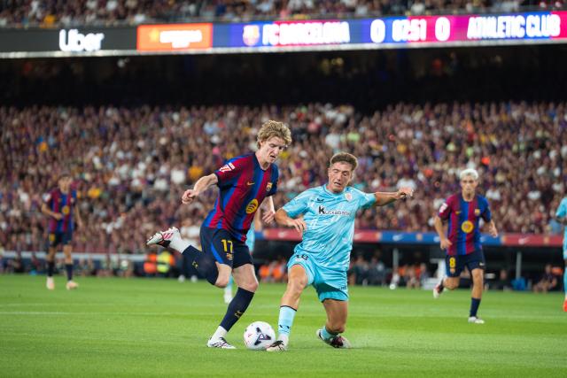 (260828) -- BARCELONA, Aug. 28, 2026 (Xinhua) -- FC Barcelona's Anthony Gordon (L) vies with Athletic Club's Mikel Jauregizar during the La Liga football match between FC Barcelona and Athletic Club in Barcelona, Spain, on Aug. 27, 2026. (Photo by Joan Gosa/Xinhua)