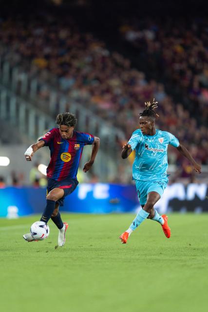 (260828) -- BARCELONA, Aug. 28, 2026 (Xinhua) -- FC Barcelona's Lamine Yamal (L) vies with Athletic Club's Nico Williams during the La Liga football match between FC Barcelona and Athletic Club in Barcelona, Spain, on Aug. 27, 2026. (Photo by Joan Gosa/Xinhua)