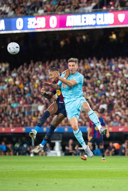 (260828) -- BARCELONA, Aug. 28, 2026 (Xinhua) -- FC Barcelona's Raphinha (L) vies with Athletic Club's Yeray Alvarez during the La Liga football match between FC Barcelona and Athletic Club in Barcelona, Spain, on Aug. 27, 2026. (Photo by Joan Gosa/Xinhua)