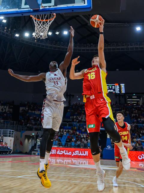 (260828) -- DOHA, Aug. 28, 2026 (Xinhua) -- Aladji Bobo Magassa (L) of Qatar defends Jiao Boqiao of China during the second round match between China and Qatar of the FIBA World Cup Asian Qualifiers in Doha, Qatar, Aug. 27, 2026. (Photo by Nikku/Xinhua)