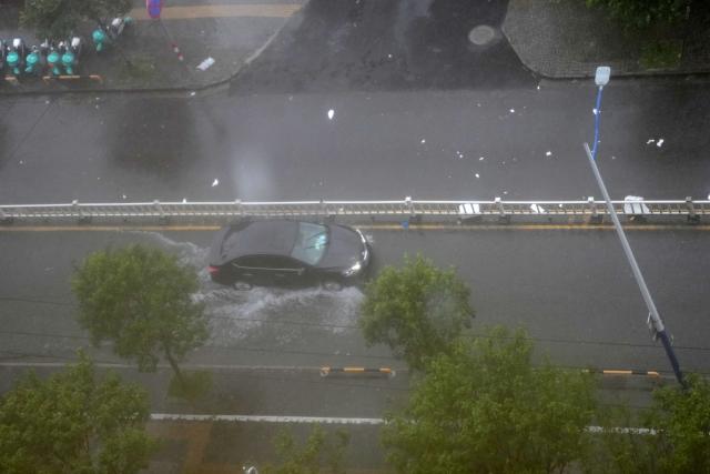(260828) -- WENZHOU, Aug. 28, 2026 (Xinhua) -- A car wades through a waterlogged road in Longwan District of Wenzhou City, east China's Zhejiang Province, Aug. 28, 2026.
  Typhoon Saudel, the 18th typhoon of this year, made landfall along the coast of east China's Zhejiang Province on Friday, packing maximum sustained winds of 35 meters per second (Force 12) near its center, according to the provincial meteorological observatory. (Xinhua/Han Chuanhao)