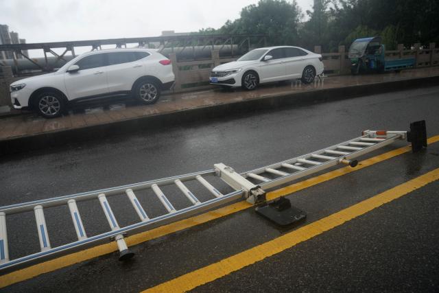 (260828) -- WENZHOU, Aug. 28, 2026 (Xinhua) -- A guardrail is blown down by strong winds in Longwan District of Wenzhou City, east China's Zhejiang Province, Aug. 28, 2026.
  Typhoon Saudel, the 18th typhoon of this year, made landfall along the coast of east China's Zhejiang Province on Friday, packing maximum sustained winds of 35 meters per second (Force 12) near its center, according to the provincial meteorological observatory. (Xinhua/Han Chuanhao)