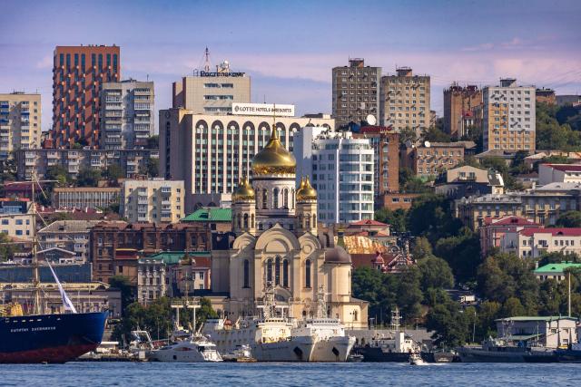 (260828) -- VLADIVOSTOK, Aug. 28, 2026 (Xinhua) -- This photo taken on Aug. 27, 2026 shows the cityscape of Vladivostok, Russia. (Photo by Andrey Matveenko/Xinhua)