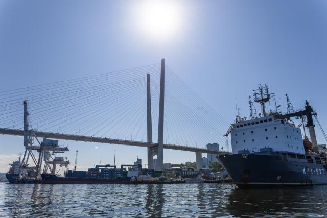 (260828) -- VLADIVOSTOK, Aug. 28, 2026 (Xinhua) -- This photo taken on Aug. 27, 2026 shows a bridge over the Golden Horn Bay in Vladivostok, Russia. (Photo by Andrey Matveenko/Xinhua)