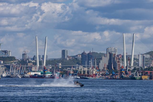 (260828) -- VLADIVOSTOK, Aug. 28, 2026 (Xinhua) -- This photo taken on Aug. 27, 2026 shows the cityscape of Vladivostok, Russia. (Photo by Andrey Matveenko/Xinhua)