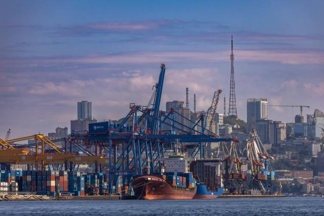 (260828) -- VLADIVOSTOK, Aug. 28, 2026 (Xinhua) -- This photo taken on Aug. 27, 2026 shows the cityscape of Vladivostok, Russia. (Photo by Andrey Matveenko/Xinhua)