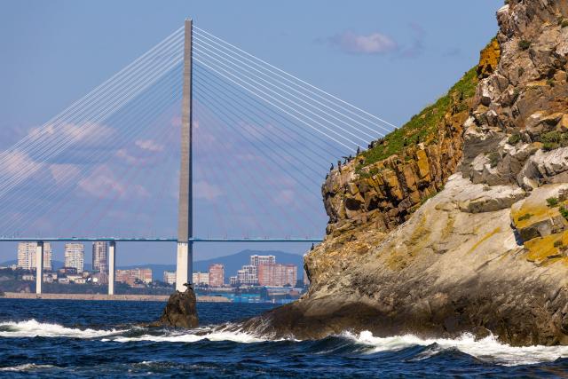 (260828) -- VLADIVOSTOK, Aug. 28, 2026 (Xinhua) -- This photo taken on Aug. 27, 2026 shows a bridge in Vladivostok, Russia. (Photo by Andrey Matveenko/Xinhua)