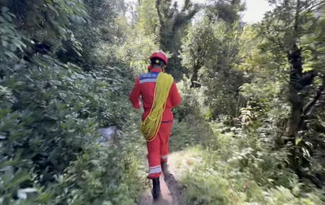 (260828) -- GYIRONG, Aug. 28, 2026 (Xinhua) -- This screenshot from a video clip shows rescuers heading to the area of a barrier lake for inspection on Aug. 28, 2026. China's Ministry of Water Resources on Thursday activated a level-IV emergency flood response in southwest China's Xizang Autonomous Region as a barrier lake that formed after a mudslide hitting the border port of Gyirong faces a high risk of breaching and sending floodwaters downstream.
   The mudslide that occurred on Wednesday caused a barrier lake to form near the confluence of two rivers, which had accumulated an estimated 2 million cubic meters of water as of Thursday morning.
   According to forecasts, inflows into the lake could reach about 3 million cubic meters over the next three days amid continued rainfall, increasing the risk of a breach that could send floodwaters downstream and potentially cause further damage in areas including Gyirong Port and elsewhere downstream.
   In response, the ministry has instructed local authorities to closely monitor the barrier lake and rainfall, strengthen forecasting and risk assessments, and accurately identify people living in areas that could be affected downstream. (Xinhua/Jigme Dorje)