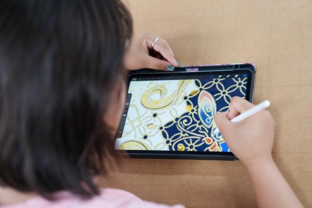 (260828) -- HEZE, Aug. 28, 2026 (Xinhua) -- A designer works on a hanfu design at a studio in Caoxian County of Heze City, east China's Shandong Province, Aug. 27, 2026.
  Caoxian County, a major production hub for original hanfu designs, recorded 13 billion yuan (about 1.9 billion U.S. dollars) in hanfu sales in 2025.
  With a complete industrial chain in place, the county is expanding into doll clothing, ethnic apparel and humanoid robots costumes, showcasing the continued upgrading of its clothing industry. (Xinhua/Dai Mingxuan)