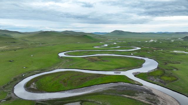 (260828) -- HULUN BUIR, Aug. 28, 2026 (Xinhua) -- An aerial drone photo taken on Aug. 27, 2026 shows the Morigele River on the Chenbarhu Banner Grassland in Hulun Buir, north China's Inner Mongolia Autonomous Region. (Xinhua/Bei He)