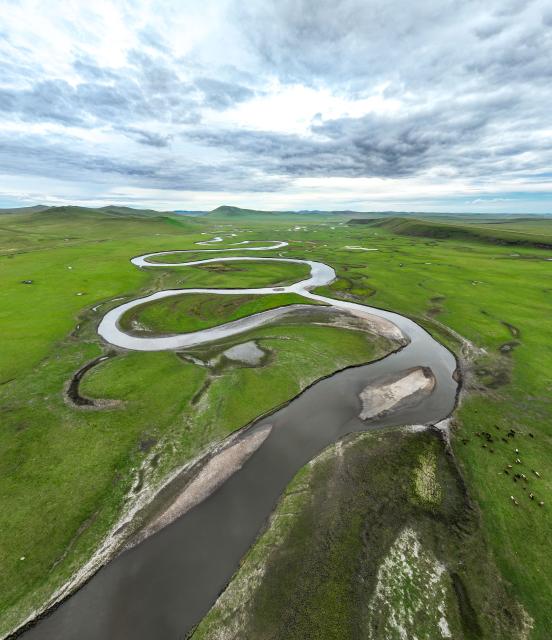 (260828) -- HULUN BUIR, Aug. 28, 2026 (Xinhua) -- An aerial drone photo taken on Aug. 27, 2026 shows the Morigele River on the Chenbarhu Banner Grassland in Hulun Buir, north China's Inner Mongolia Autonomous Region. (Xinhua/Bei He)