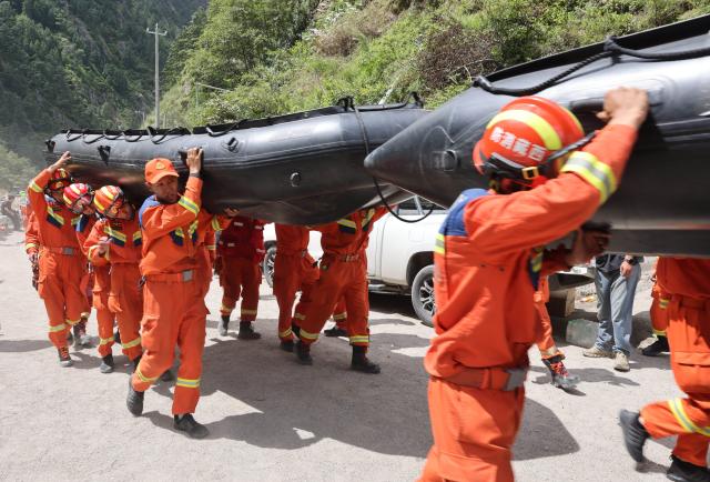 (260828) -- BEIJING, Aug. 28, 2026 (Xinhua) -- Rescuers carry inflatable rescue boats to the mudslide-hit area on Aug. 28, 2026.
  Emergency rescue operations have been carried out in an orderly and well-coordinated manner after a mudslide struck Gyirong Port in Gyirong County, southwest China's Xizang Autonomous Region on Wednesday morning. (Xinhua/Jiang Fan)