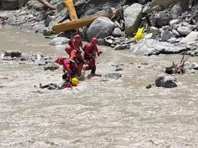 (260828) -- BEIJING, Aug. 28, 2026 (Xinhua) -- This screenshot from a video clip taken on Aug. 28, 2026 shows rescue operations underway at the mudslide-hit area.
  Emergency rescue operations have been carried out in an orderly and well-coordinated manner after a mudslide struck Gyirong Port in Gyirong County, southwest China's Xizang Autonomous Region on Wednesday morning. (Xinhua)