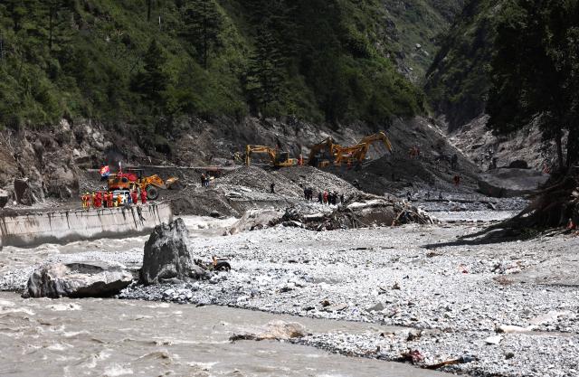 (260828) -- BEIJING, Aug. 28, 2026 (Xinhua) -- This photo taken on Aug. 28, 2026 shows rescue operations underway at the mudslide-hit area.
  Emergency rescue operations have been carried out in an orderly and well-coordinated manner after a mudslide struck Gyirong Port in Gyirong County, southwest China's Xizang Autonomous Region on Wednesday morning. (Xinhua/Jiang Fan)