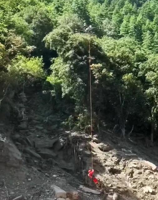(260828) -- BEIJING, Aug. 28, 2026 (Xinhua) -- This photo taken on Aug. 28, 2026 shows rescue operations underway at the mudslide-hit area.
  Emergency rescue operations have been carried out in an orderly and well-coordinated manner after a mudslide struck Gyirong Port in Gyirong County, southwest China's Xizang Autonomous Region on Wednesday morning. (Xinhua)