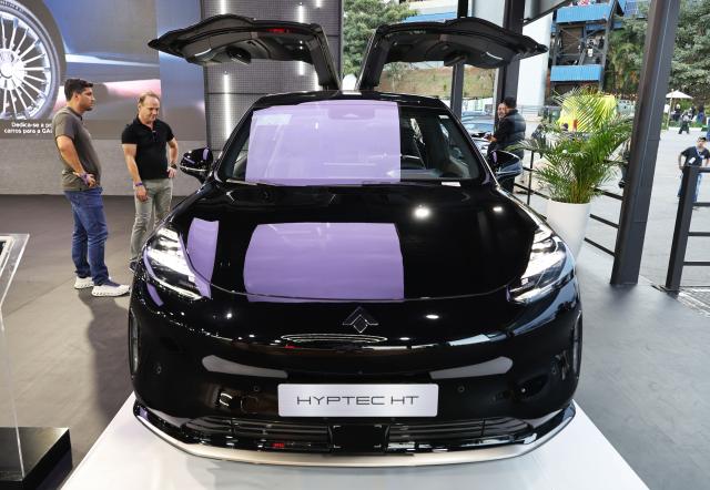 (260828) -- SAO PAULO, Aug. 28, 2026 (Xinhua) -- Visitors view an electric vehicle of Chinese automaker GAC at the auto edition of the Festival Interlagos 2026 in Sao Paulo, Brazil, Aug. 27, 2026.
  The four-day auto edition of the Festival Interlagos 2026 kicked off on Thursday at the Autodromo Jose Carlos Pace in Sao Paulo. Chinese carmakers showcase their new models of new energy vehicles at the event. (Xinhua/Jin Haoyuan)
