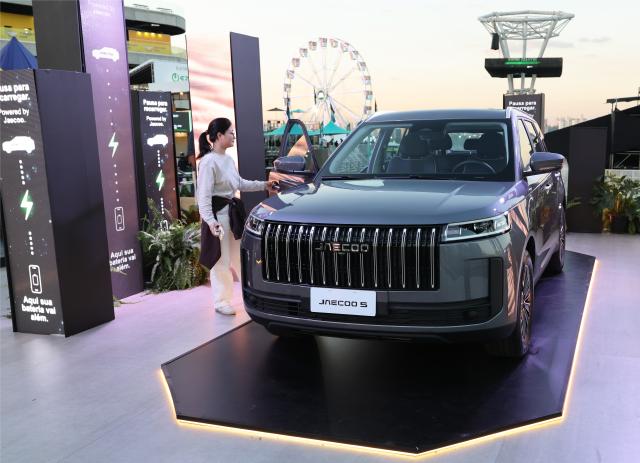 (260828) -- SAO PAULO, Aug. 28, 2026 (Xinhua) -- A visitor learns about a vehicle of Chinese car brand Jaecoo at the auto edition of the Festival Interlagos 2026 in Sao Paulo, Brazil, Aug. 27, 2026.
  The four-day auto edition of the Festival Interlagos 2026 kicked off on Thursday at the Autodromo Jose Carlos Pace in Sao Paulo. Chinese carmakers showcase their new models of new energy vehicles at the event. (Xinhua/Jin Haoyuan)