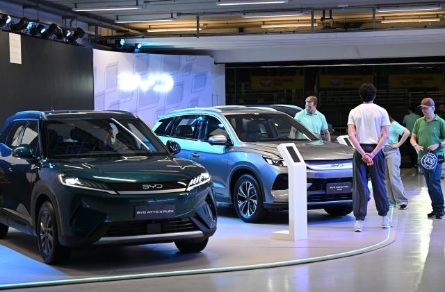 (260828) -- SAO PAULO, Aug. 28, 2026 (Xinhua) -- People visit the booth of Chinese automaker BYD at the auto edition of the Festival Interlagos 2026 in Sao Paulo, Brazil, Aug. 27, 2026.
  The four-day auto edition of the Festival Interlagos 2026 kicked off on Thursday at the Autodromo Jose Carlos Pace in Sao Paulo. Chinese carmakers showcase their new models of new energy vehicles at the event. (Xinhua/Jin Haoyuan)