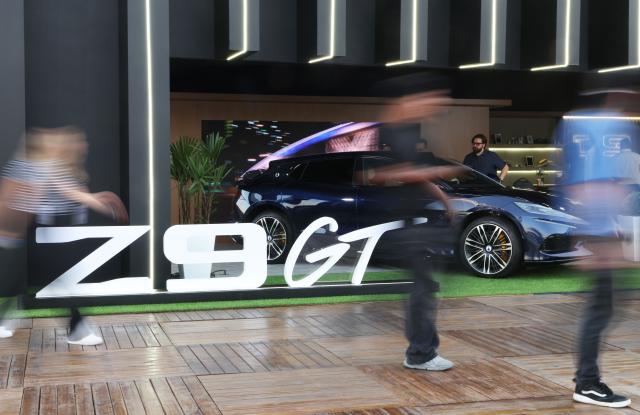 (260828) -- SAO PAULO, Aug. 28, 2026 (Xinhua) -- This photo taken on Aug. 27, 2026 shows the booth of Denza, Chinese automaker BYD's premium brand, at the auto edition of the Festival Interlagos 2026 in Sao Paulo, Brazil.
  The four-day auto edition of the Festival Interlagos 2026 kicked off on Thursday at the Autodromo Jose Carlos Pace in Sao Paulo. Chinese carmakers showcase their new models of new energy vehicles at the event. (Xinhua/Jin Haoyuan)
