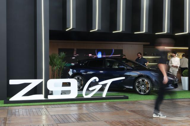 (260828) -- SAO PAULO, Aug. 28, 2026 (Xinhua) -- This photo taken on Aug. 27, 2026 shows the booth of Denza, Chinese automaker BYD's premium brand, at the auto edition of the Festival Interlagos 2026 in Sao Paulo, Brazil.
  The four-day auto edition of the Festival Interlagos 2026 kicked off on Thursday at the Autodromo Jose Carlos Pace in Sao Paulo. Chinese carmakers showcase their new models of new energy vehicles at the event. (Xinhua/Jin Haoyuan)