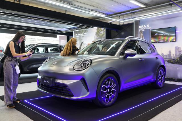 (260828) -- SAO PAULO, Aug. 28, 2026 (Xinhua) -- Visitors learn about a ORA 5 electric vehicle of Chinese automaker GWM at the auto edition of the Festival Interlagos 2026 in Sao Paulo, Brazil, Aug. 27, 2026.
  The four-day auto edition of the Festival Interlagos 2026 kicked off on Thursday at the Autodromo Jose Carlos Pace in Sao Paulo. Chinese carmakers showcase their new models of new energy vehicles at the event. (Xinhua/Jin Haoyuan)
