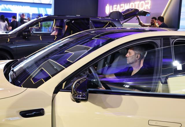 (260828) -- SAO PAULO, Aug. 28, 2026 (Xinhua) -- A visitor sits in an electric vehicle of Chinese automaker Leapmotor at the auto edition of the Festival Interlagos 2026 in Sao Paulo, Brazil, Aug. 27, 2026.
  The four-day auto edition of the Festival Interlagos 2026 kicked off on Thursday at the Autodromo Jose Carlos Pace in Sao Paulo. Chinese carmakers showcase their new models of new energy vehicles at the event. (Xinhua/Jin Haoyuan)