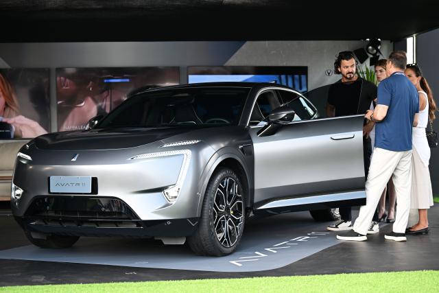 (260828) -- SAO PAULO, Aug. 28, 2026 (Xinhua) -- Visitors learn about an electric vehicle of Chinese automaker AVATR at the auto edition of the Festival Interlagos 2026 in Sao Paulo, Brazil, Aug. 27, 2026.
  The four-day auto edition of the Festival Interlagos 2026 kicked off on Thursday at the Autodromo Jose Carlos Pace in Sao Paulo. Chinese carmakers showcase their new models of new energy vehicles at the event. (Xinhua/Jin Haoyuan)
