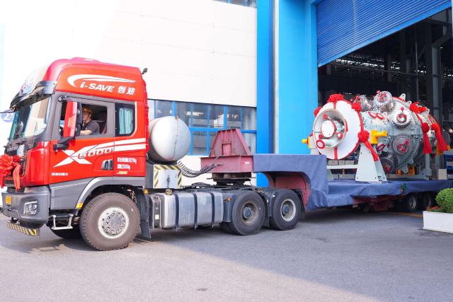 (260828) -- DEYANG, Aug. 28, 2026 (Xinhua) -- A truck hauling a 50-megawatt (MW) G50 turbine leaves a factory of Dongfang Turbine Co., Ltd. in Deyang City, southwest China's Sichuan Province, on Aug. 28, 2026. China shipped its first domestically developed F-class heavy-duty gas turbine for overseas use on Friday, marking a step forward in its push to enter a global market long ruled by a handful of international manufacturers. 
   TO GO WITH "China exports first homegrown F-class heavy-duty gas turbine" (Xinhua)