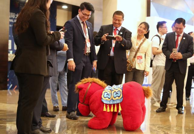 (260828) -- GUIYANG, Aug. 28, 2026 (Xinhua) -- People interact with a robot horse at the 2026 China International Big Data Industry Expo in Guiyang, southwest China's Guizhou Province, Aug. 28, 2026. The 2026 China International Big Data Industry Expo opened on Friday.
   Themed "Token: A New Path to Value of Data Elements," the expo has attracted 372 domestic and international companies and over 16,000 registered guests. (Xinhua/Li Xulun)