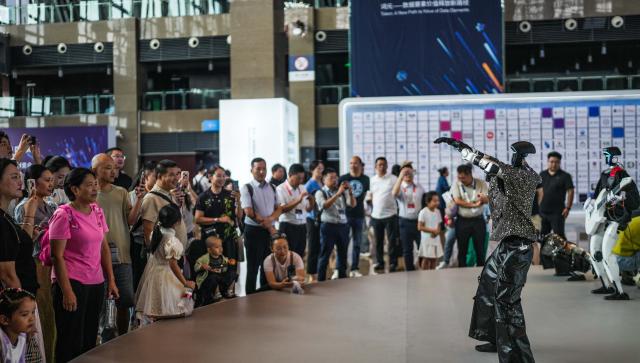 (260828) -- GUIYANG, Aug. 28, 2026 (Xinhua) -- People watch robot dancing during the 2026 China International Big Data Industry Expo in Guiyang, southwest China's Guizhou Province, Aug. 28, 2026. The 2026 China International Big Data Industry Expo opened on Friday.
   Themed "Token: A New Path to Value of Data Elements," the expo has attracted 372 domestic and international companies and over 16,000 registered guests. (Xinhua/Tao Liang)