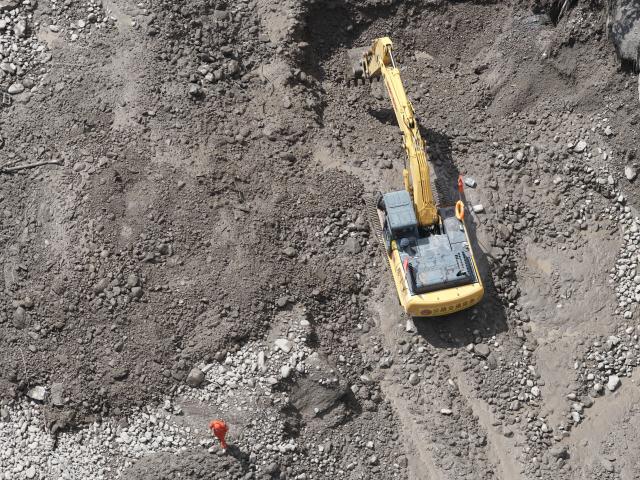 (260828) -- GYIRONG, Aug. 28, 2026 (Xinhua) -- An aerial photo taken on Aug. 28, 2026 shows rescuers restoring a damaged road at the mudslide-hit areas in Gyirong, southwest China's Xizang Autonomous Region. Rescuers and engineering machines are operating around the clock to repair the mudslide-damaged road that leads to the Gyirong Port. (Xinhua/Jiang Fan)