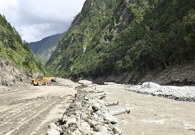 (260828) -- GYIRONG, Aug. 28, 2026 (Xinhua) -- Rescuers restore a damaged road at the mudslide-hit areas in Gyirong, southwest China's Xizang Autonomous Region, on Aug. 28, 2026. Rescuers and engineering machines are operating around the clock to repair the mudslide-damaged road that leads to the Gyirong Port. (Xinhua/Yue Yuewei)