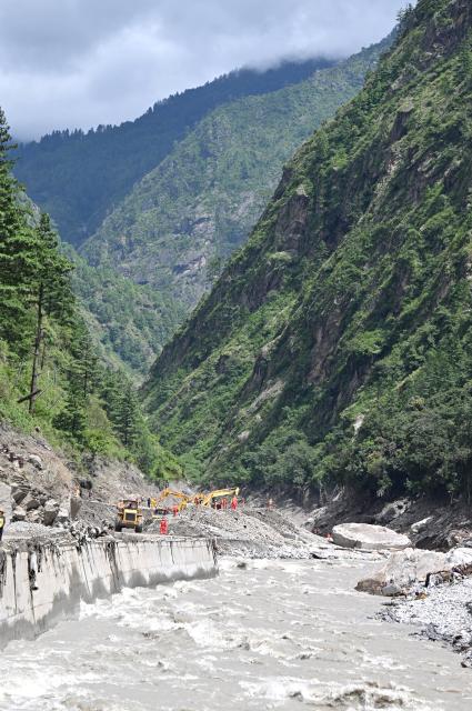 (260828) -- GYIRONG, Aug. 28, 2026 (Xinhua) -- Rescuers restore a damaged road at the mudslide-hit areas in Gyirong, southwest China's Xizang Autonomous Region, on Aug. 28, 2026. Rescuers and engineering machines are operating around the clock to repair the mudslide-damaged road that leads to the Gyirong Port. (Xinhua/Yue Yuewei)