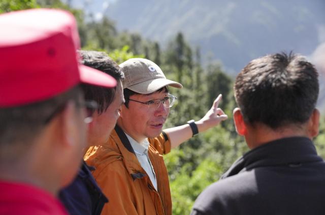 (260828) -- GYIRONG, Aug. 28, 2026 (Xinhua) -- Experts conduct on-site surveys near a barrier lake formed upstream of the Gyirong Port in Gyirong County, southwest China's Xizang Autonomous Region, Aug. 28, 2026.
  Search and rescue intensified Friday at the mudslide-stricken border port of Gyirong in southwest China's Xizang Autonomous Region as rescue personnel raced against time to save lives.
  With the assistance of China Anneng, a state-owned engineering and rescue enterprise, a group of experts conducted on-site surveys near the barrier lake and carried out a comprehensive assessment on Friday. (Xinhua/Jigme Dorje)