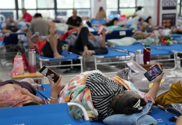 (260828) -- WENZHOU, Aug. 28, 2026 (Xinhua) -- People rest at a temporary shelter at a school in Longwan District of Wenzhou, east China's Zhejiang Province, Aug. 28, 2026. Typhoon Saudel, the 18th typhoon of this year, made landfall along the coast of east China's Zhejiang Province twice on Friday, bringing rainstorms and prompting evacuations of residents.
  Saudel made its first landfall along the coast of Yuhuan, a city under the jurisdiction of Taizhou City, Zhejiang, at around 8:05 a.m. Friday.
  Shortly afterwards, at around 9:10 a.m., the typhoon made its second landfall along the coast of Wenzhou City in Zhejiang with a maximum sustained wind speed of 33 meters per second. (Xinhua/Han Chuanhao)