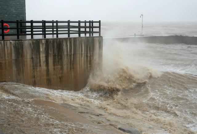 (260828) -- WENZHOU, Aug. 28, 2026 (Xinhua) -- This photo taken on Aug. 28, 2026 shows waves at the estuary of the Oujiang River in Longwan District, Wenzhou City, east China's Zhejiang Province. Typhoon Saudel, the 18th typhoon of this year, made landfall along the coast of east China's Zhejiang Province twice on Friday, bringing rainstorms and prompting evacuations of residents.
  Saudel made its first landfall along the coast of Yuhuan, a city under the jurisdiction of Taizhou City, Zhejiang, at around 8:05 a.m. Friday.
  Shortly afterwards, at around 9:10 a.m., the typhoon made its second landfall along the coast of Wenzhou City in Zhejiang with a maximum sustained wind speed of 33 meters per second. (Xinhua/Han Chuanhao)
