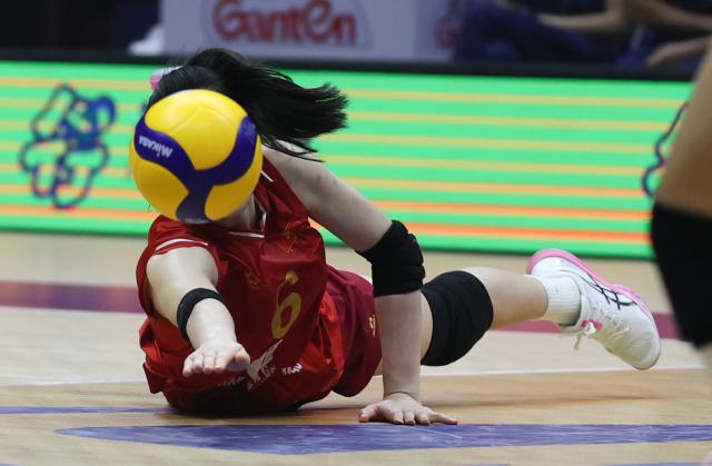 (260828) -- TIANJIN, Aug. 28, 2026 (Xinhua) -- Pham Quynh Huong of Vietnam saves the ball during the quarterfinal match between China and Vietnam at AVC Women's Volleyball Continental Championship in Tianjin, China, Aug. 28, 2026. (Xinhua/Sun Fanyue)
